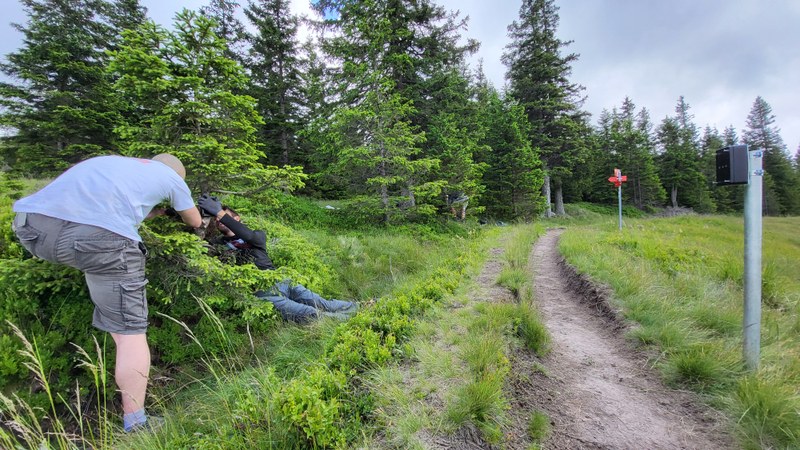 Nameščanje števcev, Lovrenška jezera, junij 2022. Arhiv PZS