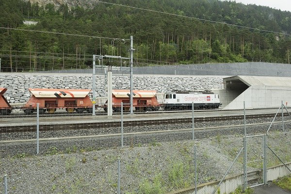 20_21_Gotthardbasistunnel_einfahrt 600x400 (c) alpeninitiative.jpg