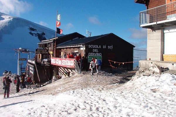 5_Oh_Rifugio_Guide_del_Cervino_600x400(c) wikimedia_Franco56.jpg