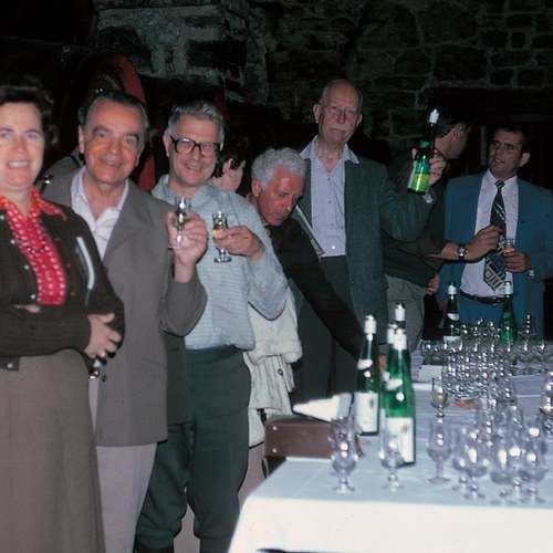 Gemeinsam anstossen bei einer Exkursion in Belluno/I 1978