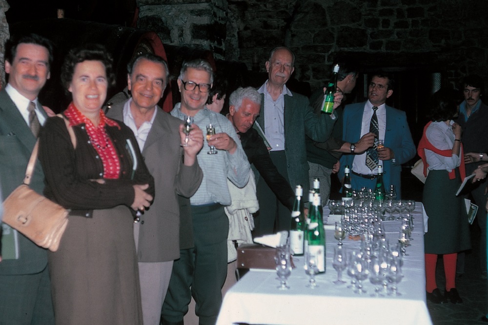 Gemeinsam anstossen bei einer Exkursion in Belluno/I 1978