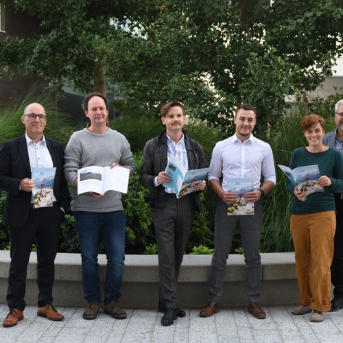 Von links: Michael Gams, Projektleiter Kommunikation CIPRA International, Thomas Lorenz, Geschäftsführer Stiftung Zukunft.li, Toni Büchel, Historiker & Verein Elf, Daniel Hoesl, Regisseur DAVOS, Sascha Thöny, Vorstandsmitglied SDG Allianz Liechtenstein, Bianca Elzenbaumer, Co-Präsidentin CIPRA International, Kaspar Schuler, Geschäftsleiter CIPRA International