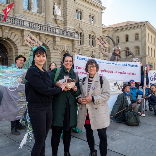 Übergabe Geschenk_DelphineKB_MartinaM(c) Marta Corra.jpg