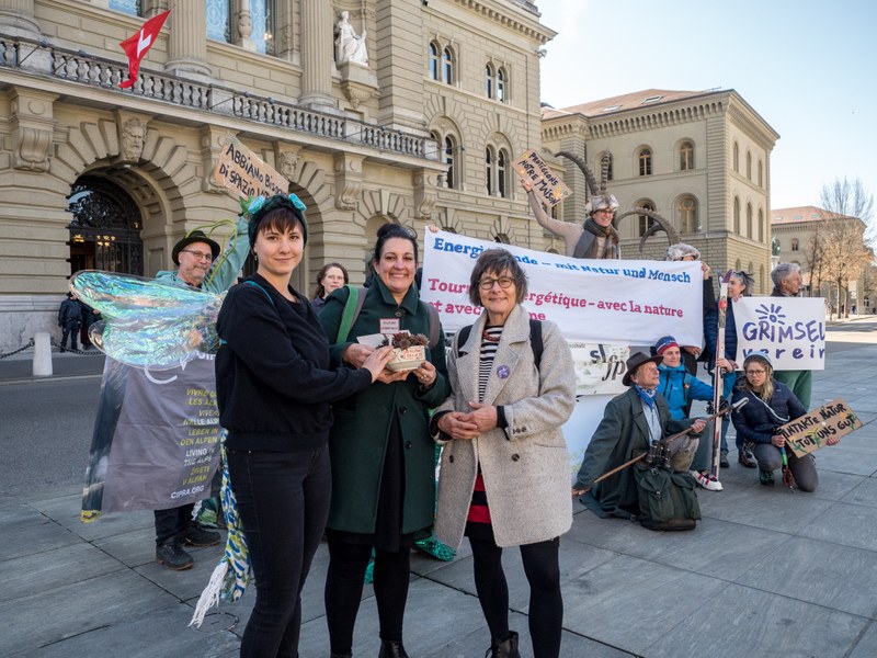 Übergabe Geschenk_DelphineKB_MartinaM(c) Marta Corra.jpg