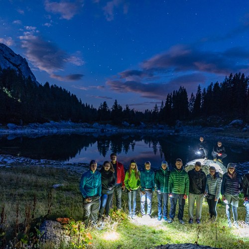 Tradicionalno, vsako drugo soboto v avgustu prižgemo “ognje”, letos so Dvojno jezero osvetlile luči za vodo in odgovorno ravnanje z odpadnimi vodami v gorah. Ogenj v Alpah je tradicionalni mednarodni dogodek CIPER, s katerim vsakoletno opozorimo na razvojna in okoljska vprašanja v Alpah. Tako kot so nekoč kresovi na vrhovih pomenili opozorilo za prihajajočo nevarnost, danes luč z vrhov in dolin pomeni opozorilo na občutljivost alpskega prostora. Foto: Samo Kham