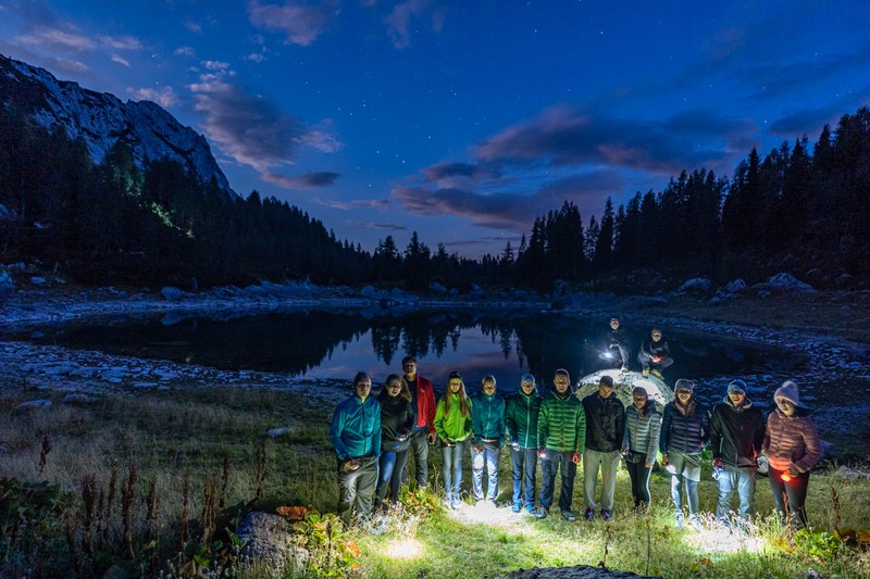 Tradicionalno, vsako drugo soboto v avgustu prižgemo “ognje”, letos so Dvojno jezero osvetlile luči za vodo in odgovorno ravnanje z odpadnimi vodami v gorah. Ogenj v Alpah je tradicionalni mednarodni dogodek CIPER, s katerim vsakoletno opozorimo na razvojna in okoljska vprašanja v Alpah. Tako kot so nekoč kresovi na vrhovih pomenili opozorilo za prihajajočo nevarnost, danes luč z vrhov in dolin pomeni opozorilo na občutljivost alpskega prostora. Foto: Samo Kham