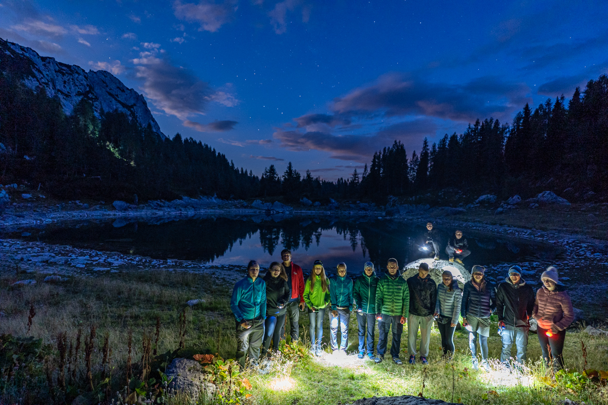 Tradicionalno, vsako drugo soboto v avgustu prižgemo “ognje”, letos so Dvojno jezero osvetlile luči za vodo in odgovorno ravnanje z odpadnimi vodami v gorah. Ogenj v Alpah je tradicionalni mednarodni dogodek CIPER, s katerim vsakoletno opozorimo na razvojna in okoljska vprašanja v Alpah. Tako kot so nekoč kresovi na vrhovih pomenili opozorilo za prihajajočo nevarnost, danes luč z vrhov in dolin pomeni opozorilo na občutljivost alpskega prostora. Foto: Samo Kham