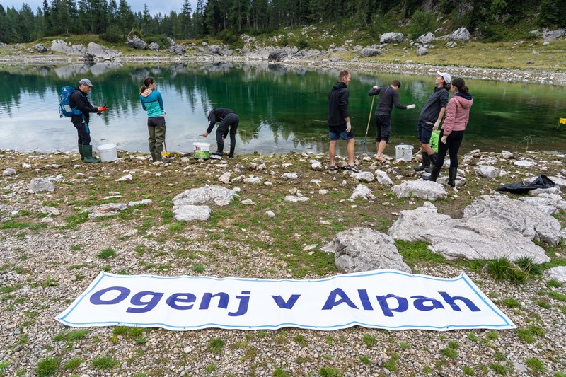 Delovno akcijo odstranjevanja alg smo izvedli na pobudo JZTNP v okviru projekta VrH Julijcev, foto: Samo Kham