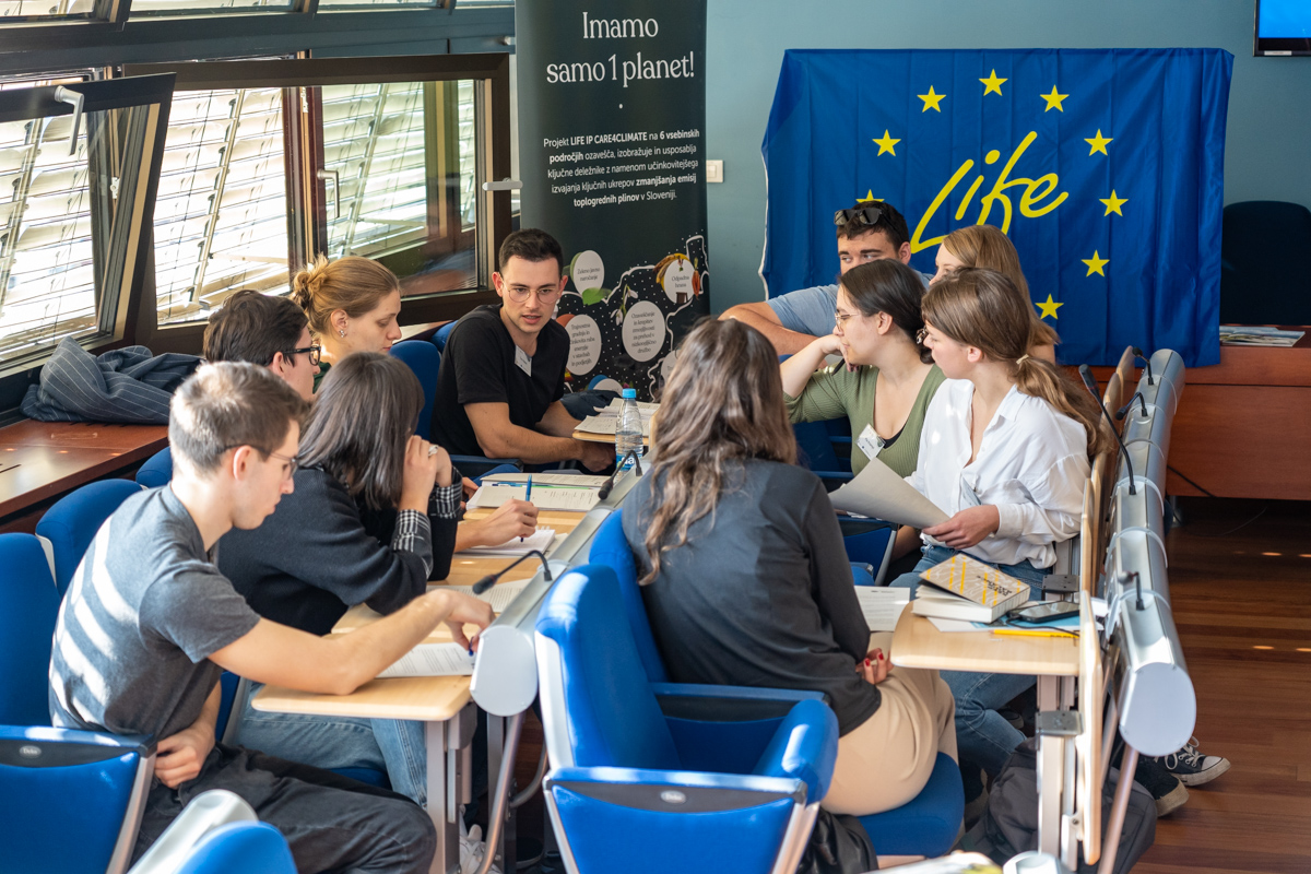 Delo v skupinah, foto: Samo Kham.