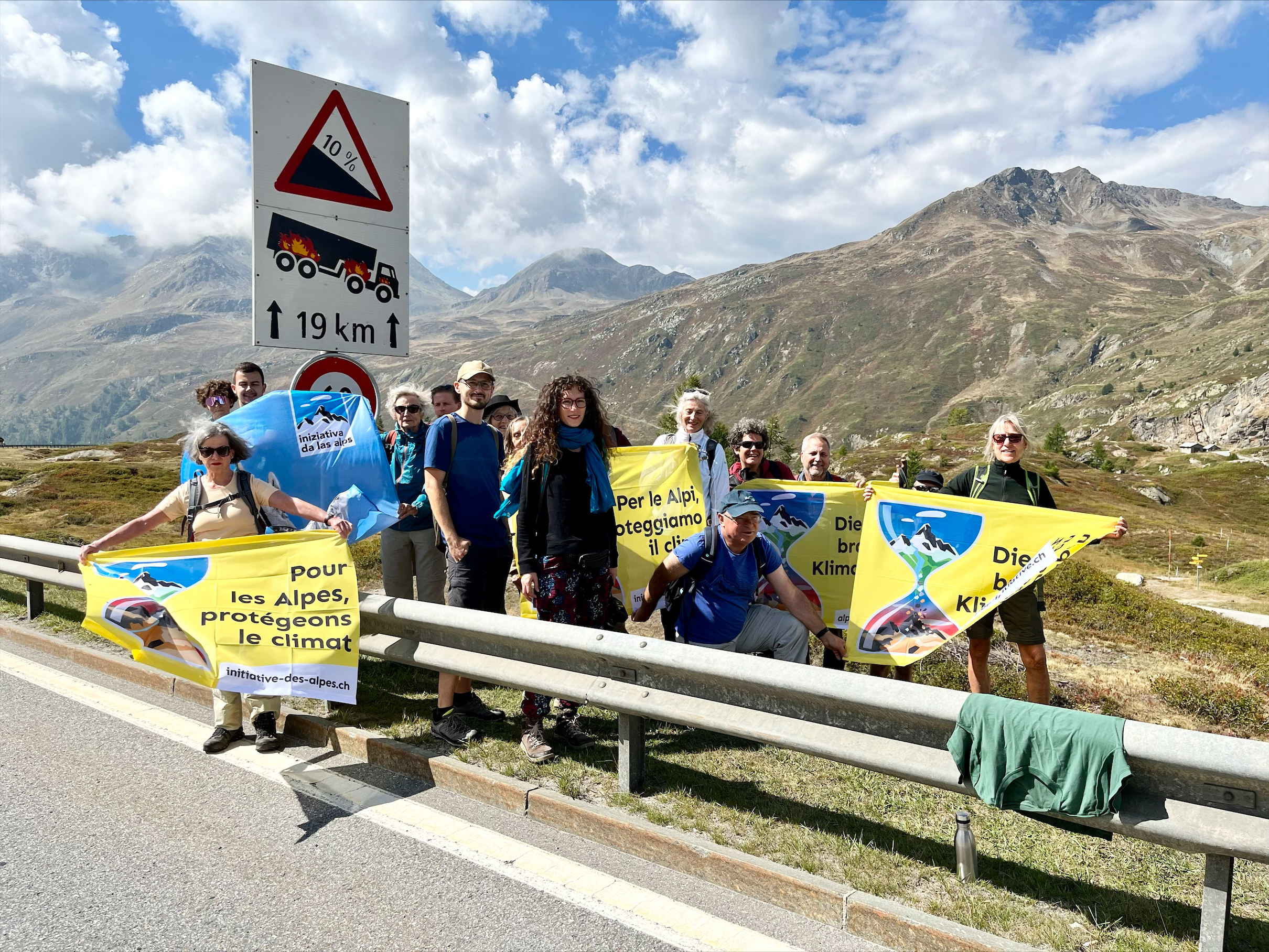 Activists at Simplon Pass (1) (c) Foto Alpen Initiative