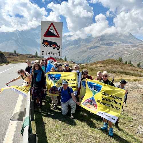 Activists at Simplon Pass (2) (c) Foto Alpen Initiative