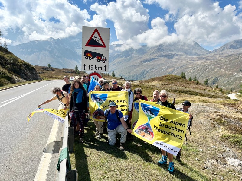 Activists at Simplon Pass (2) (c) Foto Alpen Initiative