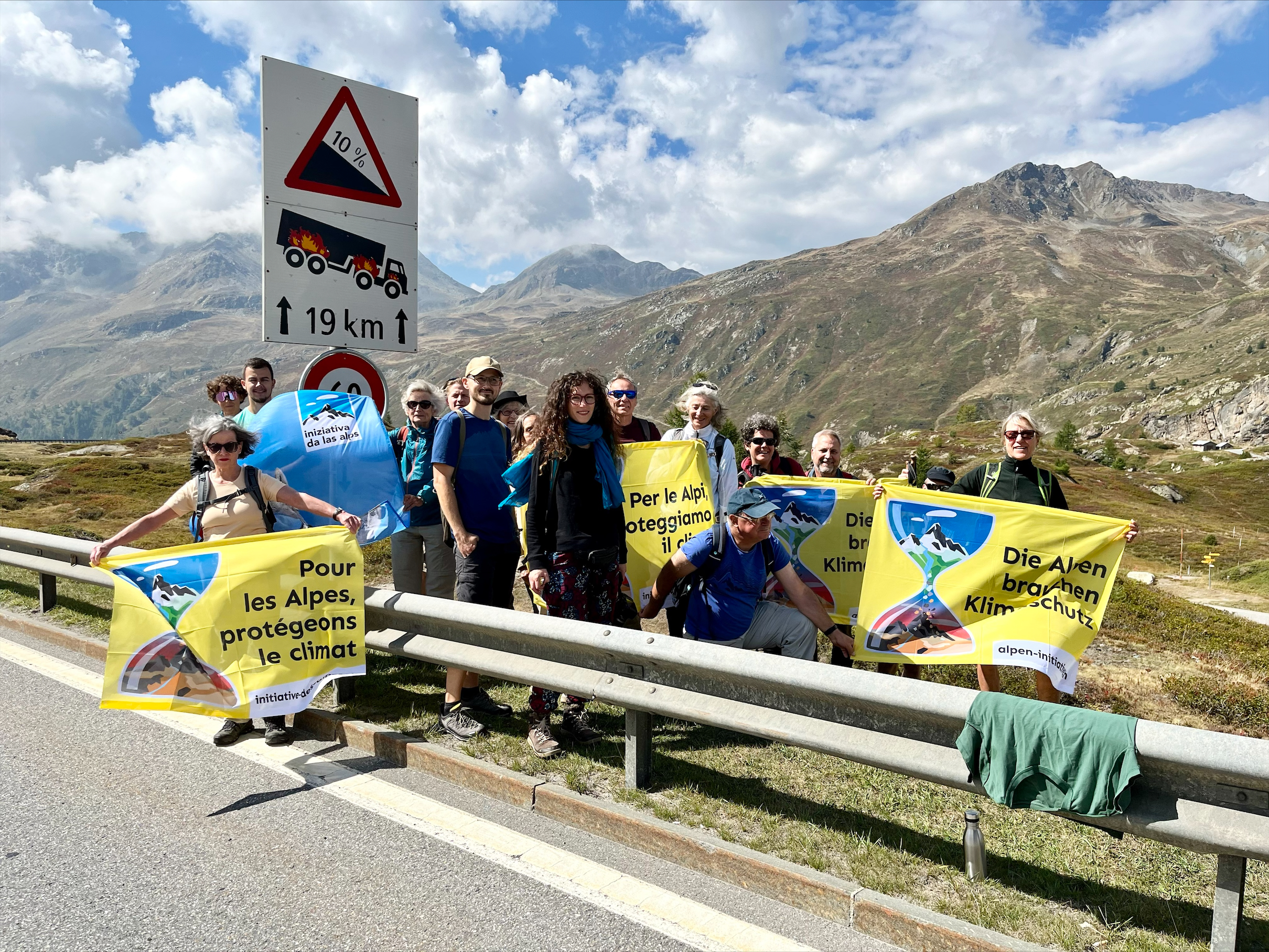 Activists at Simplon Pass (4) (c) Foto Alpen Initiative
