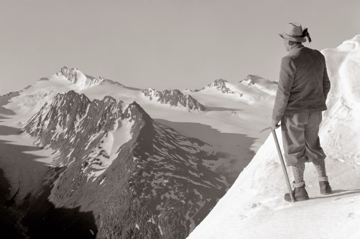 Bergsteiger Blick auf Hochwilde Ötztaler Alpen 1930 web (c) Ötztaler Museen.jpg