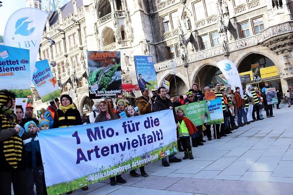 Bienen-Demo_600x400(c) Volksbegehren Artenvielfalt.jpg