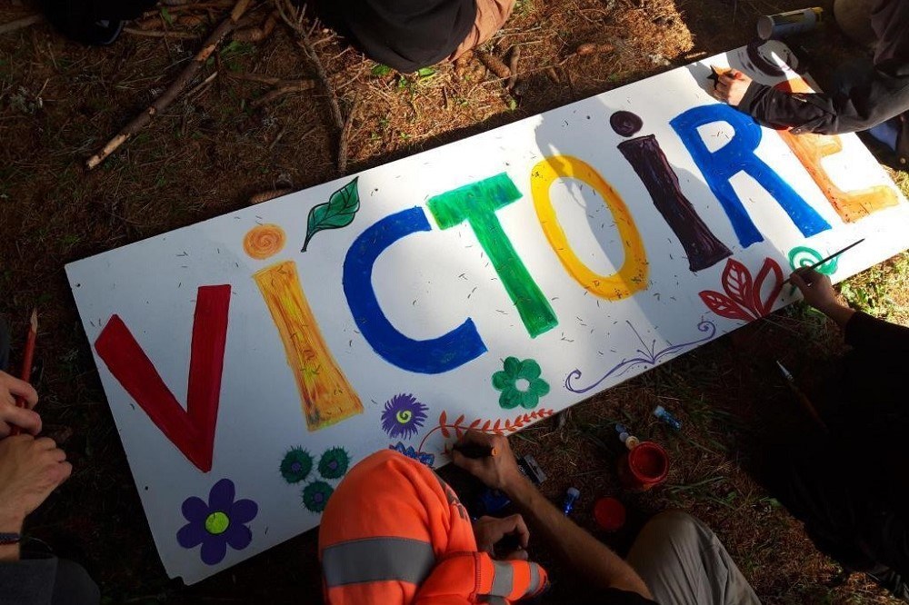 Die Besetzerinnen nach Verkündung des Gerichtsurteils (c) La Cluzad.jpg