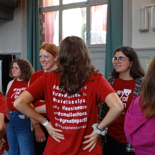 Die Teilnehmenden bei einem Kennenlernspiel 2 (c) Carole Rageth