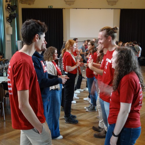 Die Teilnehmenden bei einem Kennenlernspiel 3 (c) Carole Rageth