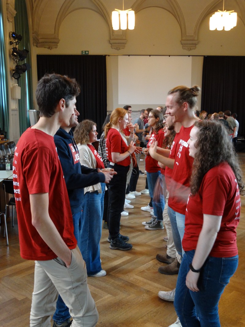 Die Teilnehmenden bei einem Kennenlernspiel 3 (c) Carole Rageth