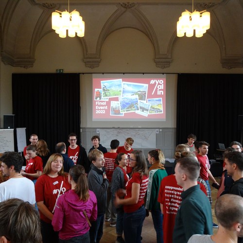 Die Teilnehmenden bei einem Kennenlernspiel (c) Carole Rageth