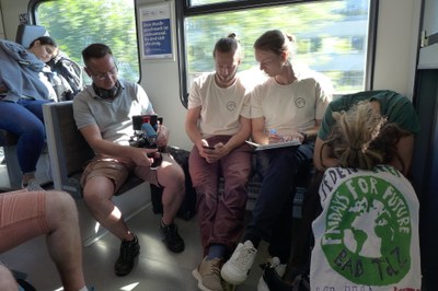 Die unzähligen Öffi-Fahrten fordern ihre ersten Opfer. Da hilft auch das BR-Team mit der Kamera nichts..JPG