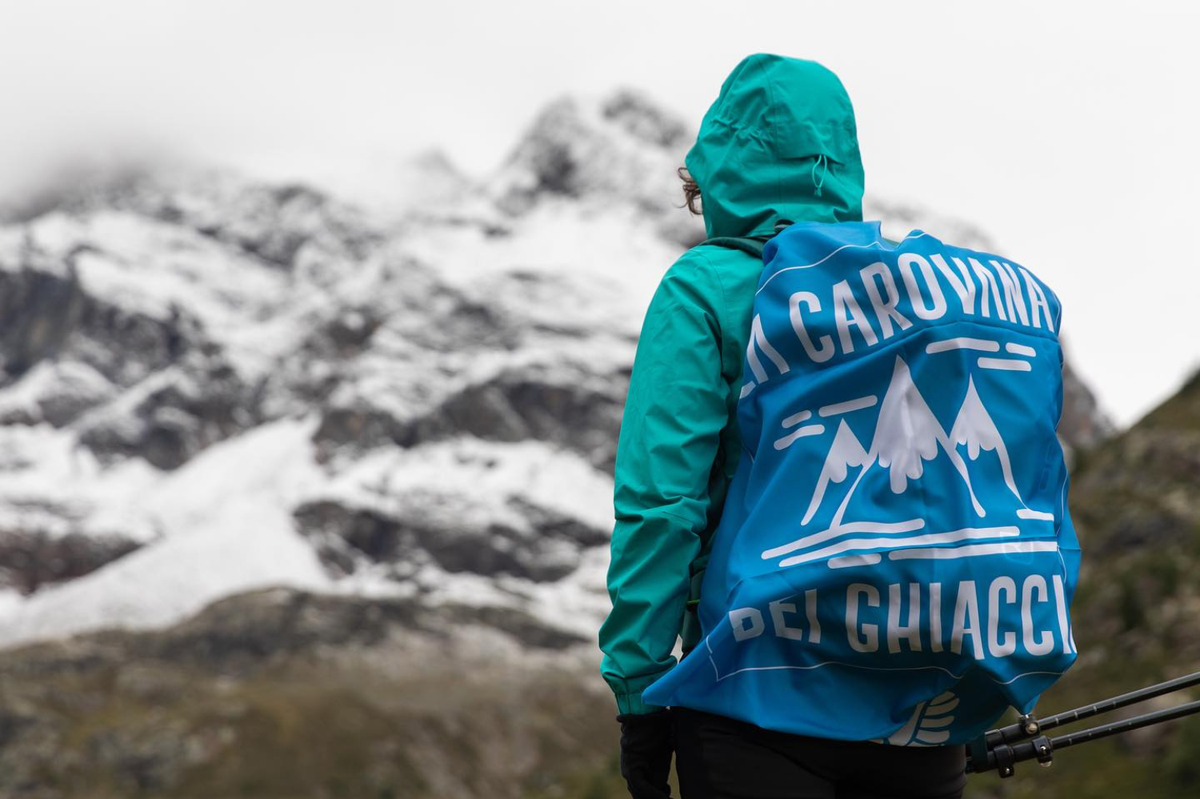 EN_Rucksack mit ital. Gletscherkarawane-Fahne 2 (c) David Fricano_Fabio Tullio_CipraItalia_Legambiente.png