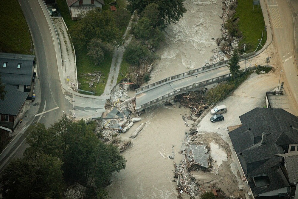 Extremwetter_Destroyed_bridge_in_Stahovica_(2023) (c) Anže Malovrh_STA.jpg