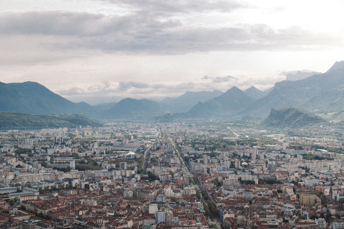 Grenoble_florian-olivo-mvRG6ODmm1E-unsplash (Custom).jpg