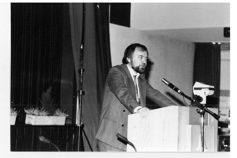 Le président de la CIPRA, Mario Broggi, ouvre la Conférence annuelle 1988 à Triesenberg (Liechtenstein).