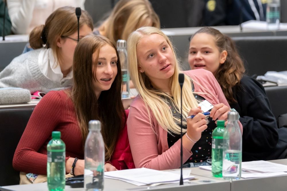 Liv & Salome_Bündner Mädchenparlament 2021 (c) Yanik Buerkli 103.jpg