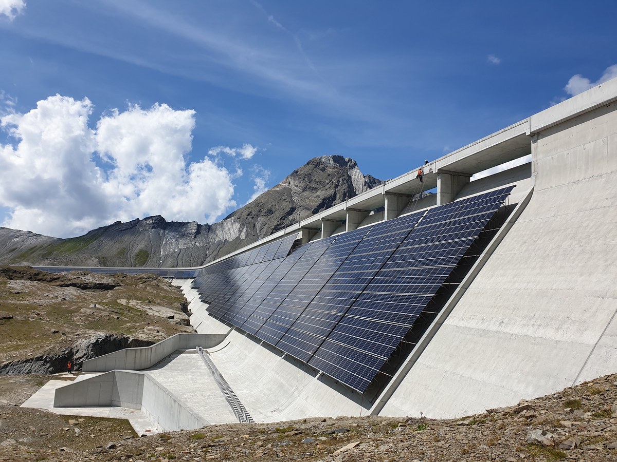 Muttsee Staumauer Solarpanele (c) httpswww.alpinsolar.ch.jpg
