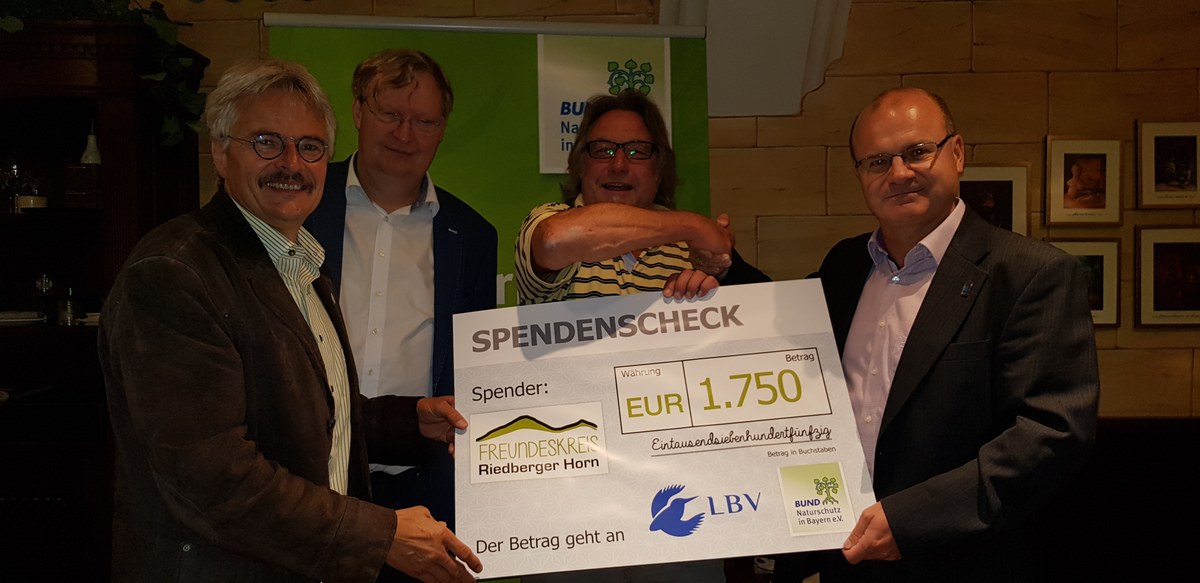 Scheckübergabe 2.2.18 München.jpg