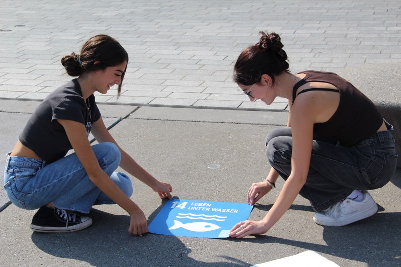 SDG Klebeaktion Schaan Alps2030 cVeronika Hribernik CIPRA(1)