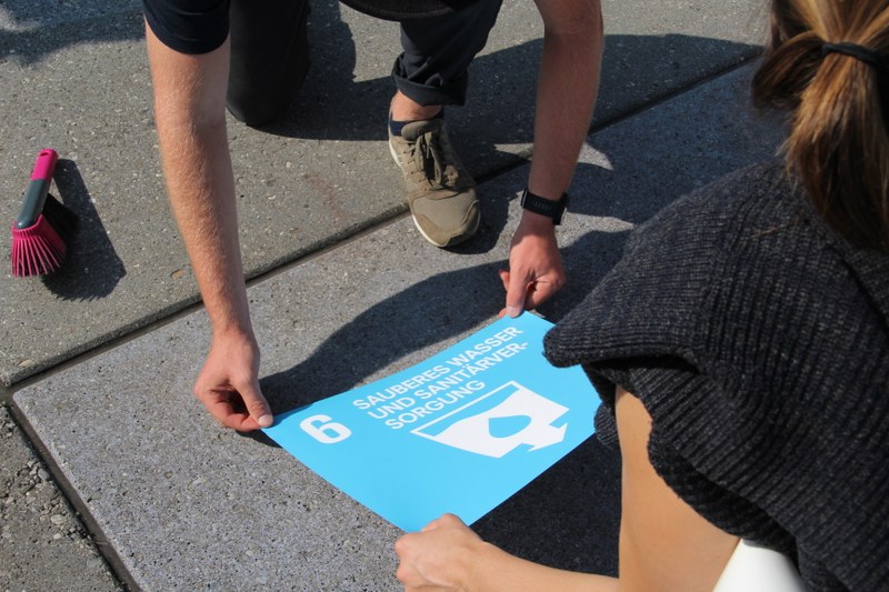 SDGKlebeaktion Schaan Alps2030 cVeronika Hribernik CIPRA(3)