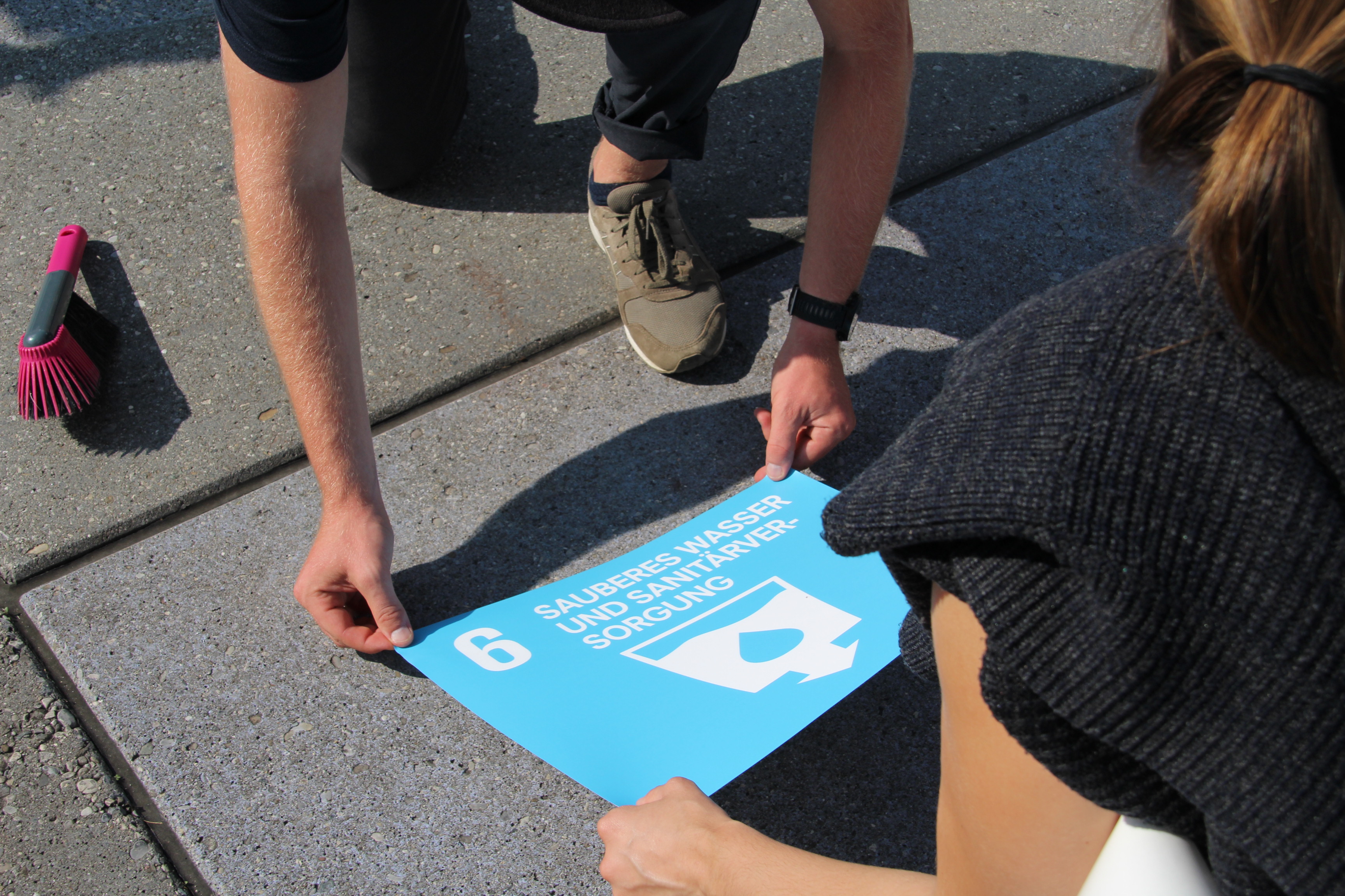 SDGKlebeaktion Schaan Alps2030 cVeronika Hribernik CIPRA(3)