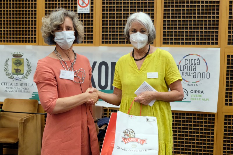 Serena Arduino, co president CIPRA International & Ingrid Fischer, co president Alpine Town of the Year Association (c) Stefano Ceretti (5)