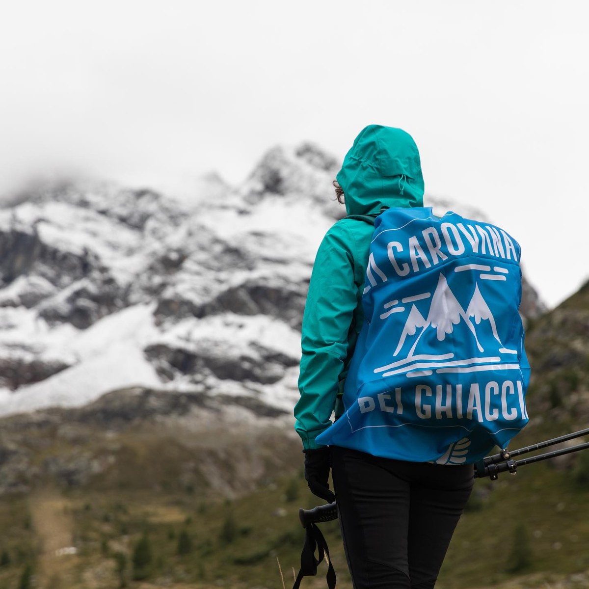 SLO_Rucksack mit ital. Gletscherkarawane-Fahne 2 (c) David Fricano_Fabio Tullio_CipraItalia_Legambiente SLO.jpg