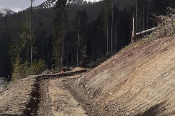 stop-alla-strada-nel-parco-naturale (c) mountain wilderness.jpg