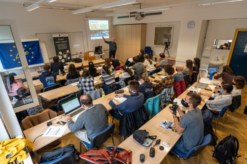 Študentje med predavanjem g. Jerneja Stritiha Procesi oblikovanja podnebnih politik in strategij (foto Samo Kham)