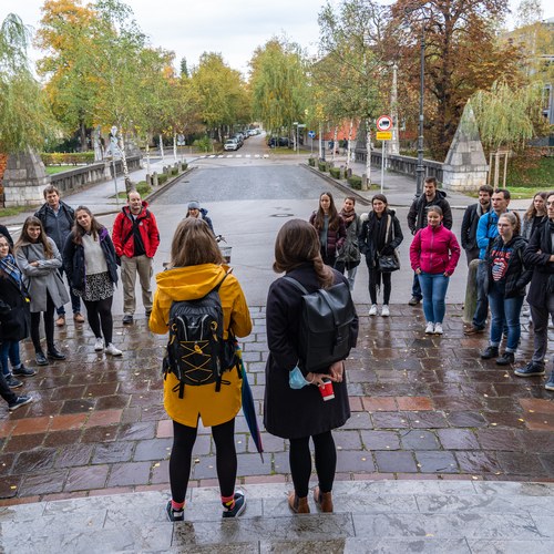 Študentje med terenskim delom (foto Samo Kham)