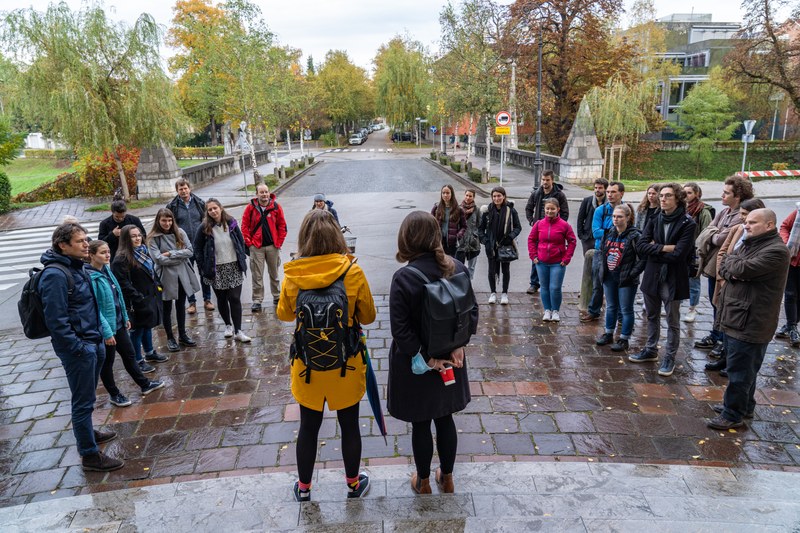 Študentje med terenskim delom (foto Samo Kham)