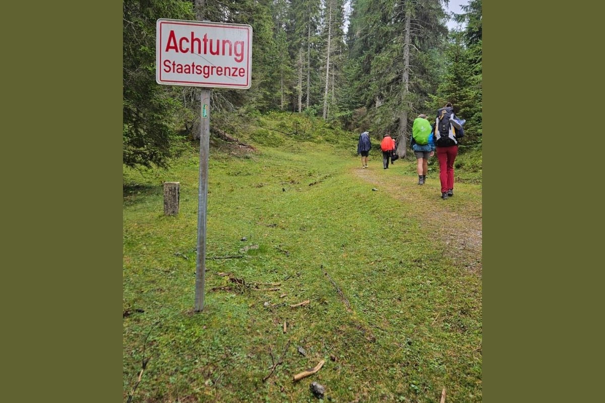 Visit Utopia- Walking the line3.jpg