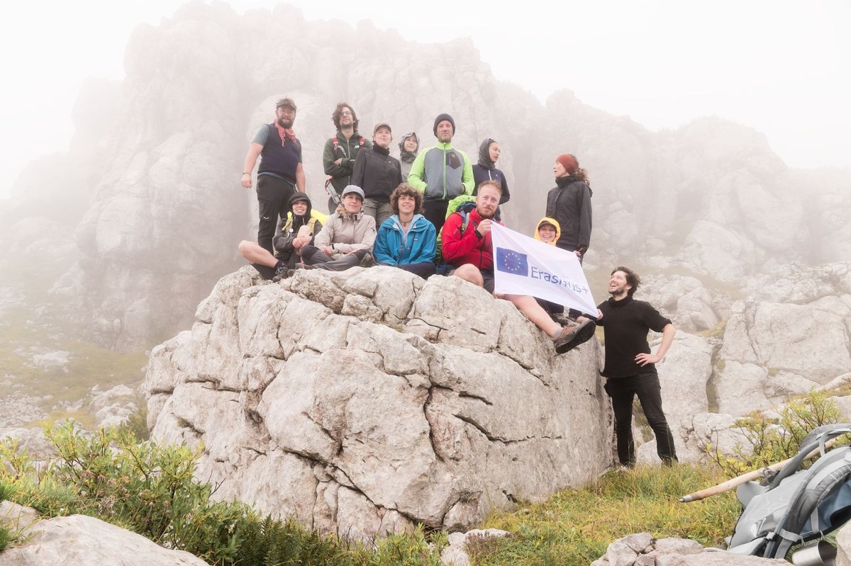 Visit Utopia-Walking the line1.jpg