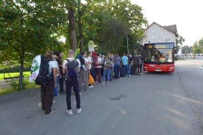 Wir hoffen, wir passen noch in den Bus! Der fährt schließlich an Neuschwanstein vorbei..JPG