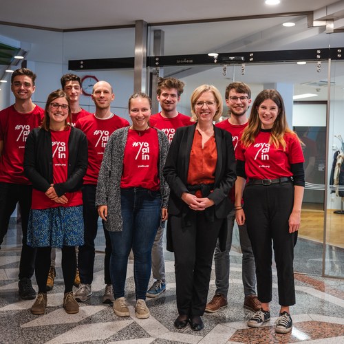 Yoalin Gruppenfoto beim Besuch im Klimaministerium (c) Cajetan Perwein