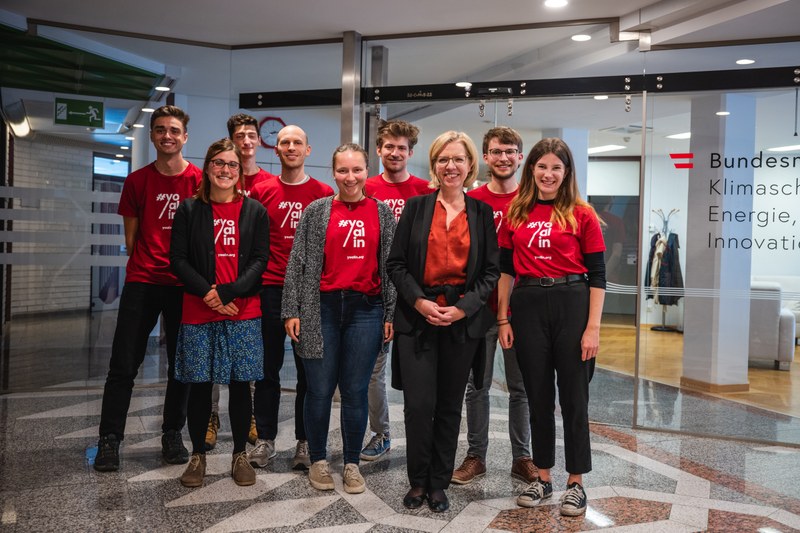 Yoalin Gruppenfoto beim Besuch im Klimaministerium (c) Cajetan Perwein