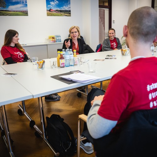 Yoalins im Gespräch mit Ministerin Gewessler 1 (c) Cajetan Perwein