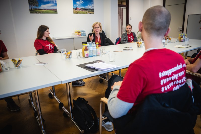 Yoalins im Gespräch mit Ministerin Gewessler 1 (c) Cajetan Perwein