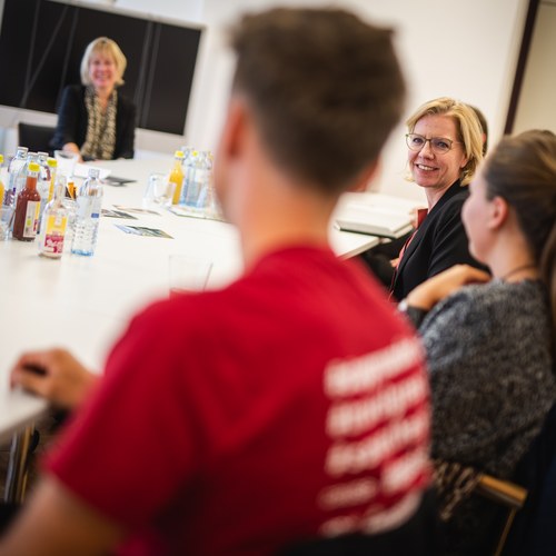 Yoalins im Gespräch mit Ministerin Gewessler 2 (c) Cajetan Perwein