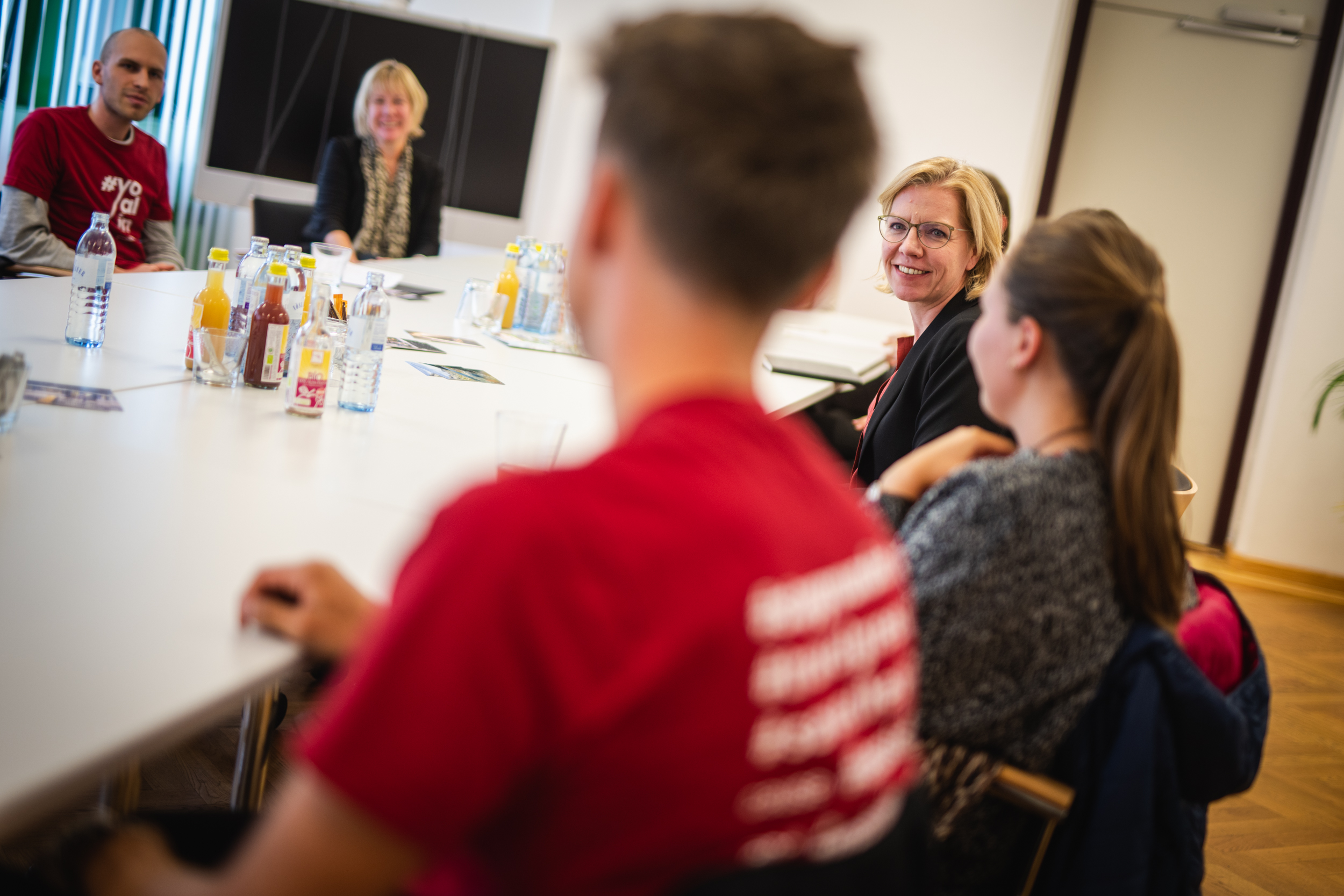 Yoalins im Gespräch mit Ministerin Gewessler 2 (c) Cajetan Perwein